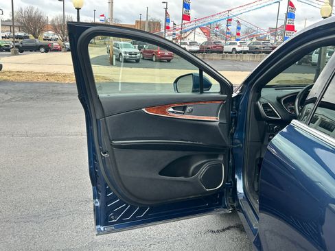 Used 2017 Lincoln MKX Reserve w/ Driver Assistance Package image 19