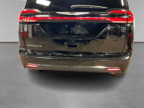 Used 2025 Chrysler Pacifica Select image 16
