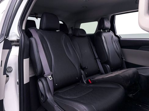 Used 2024 Kia Carnival LX FWD image 32