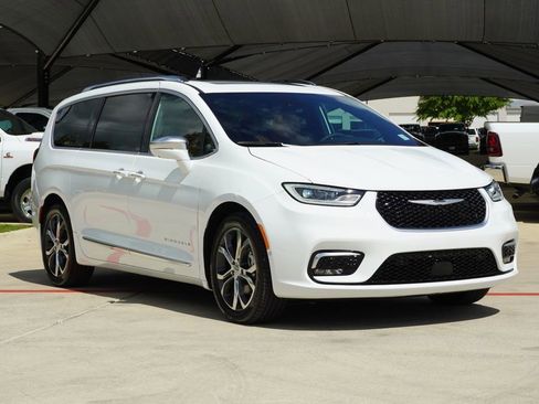 Used 2024 Chrysler Pacifica Pinnacle w/ Trailer Tow Group image 6