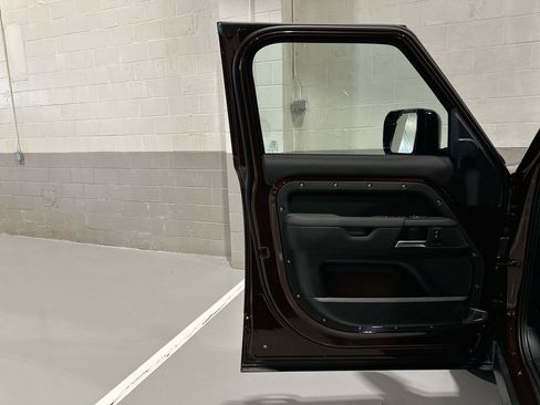 New 2026 Land Rover Defender 130 X-Dynamic SE image 10