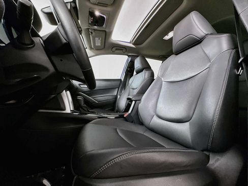 Used 2022 Toyota Corolla Cross XLE w/ Convenience Package FWD image 18