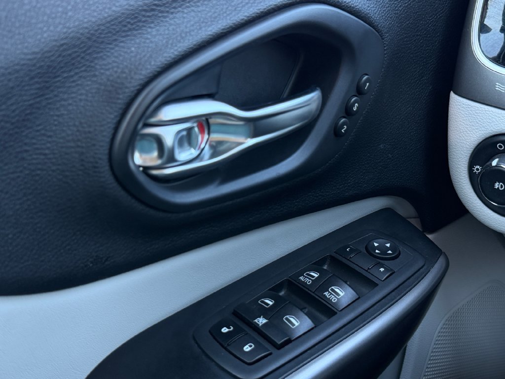 Used 2020 Jeep Cherokee Limited AWD/4WD image 10