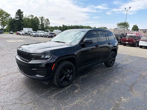 Used 2023 Jeep Grand Cherokee Altitude AWD/4WD image 4