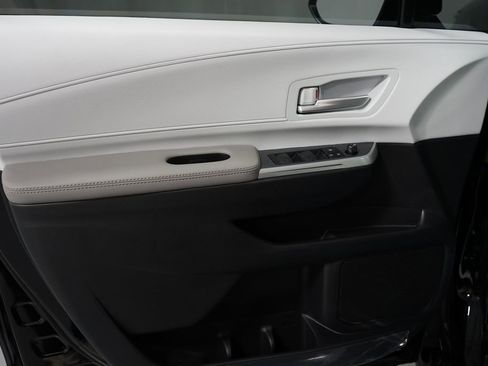 New 2026 Toyota Sienna XLE FWD image 33