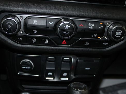 Used 2024 Jeep Wrangler Sport S image 32