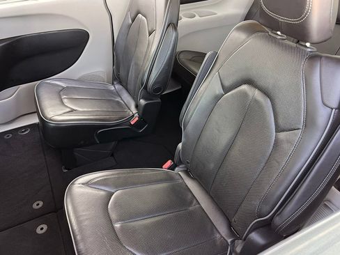 Used 2019 Chrysler Pacifica Limited w/ Tire & Wheel Group FWD image 16