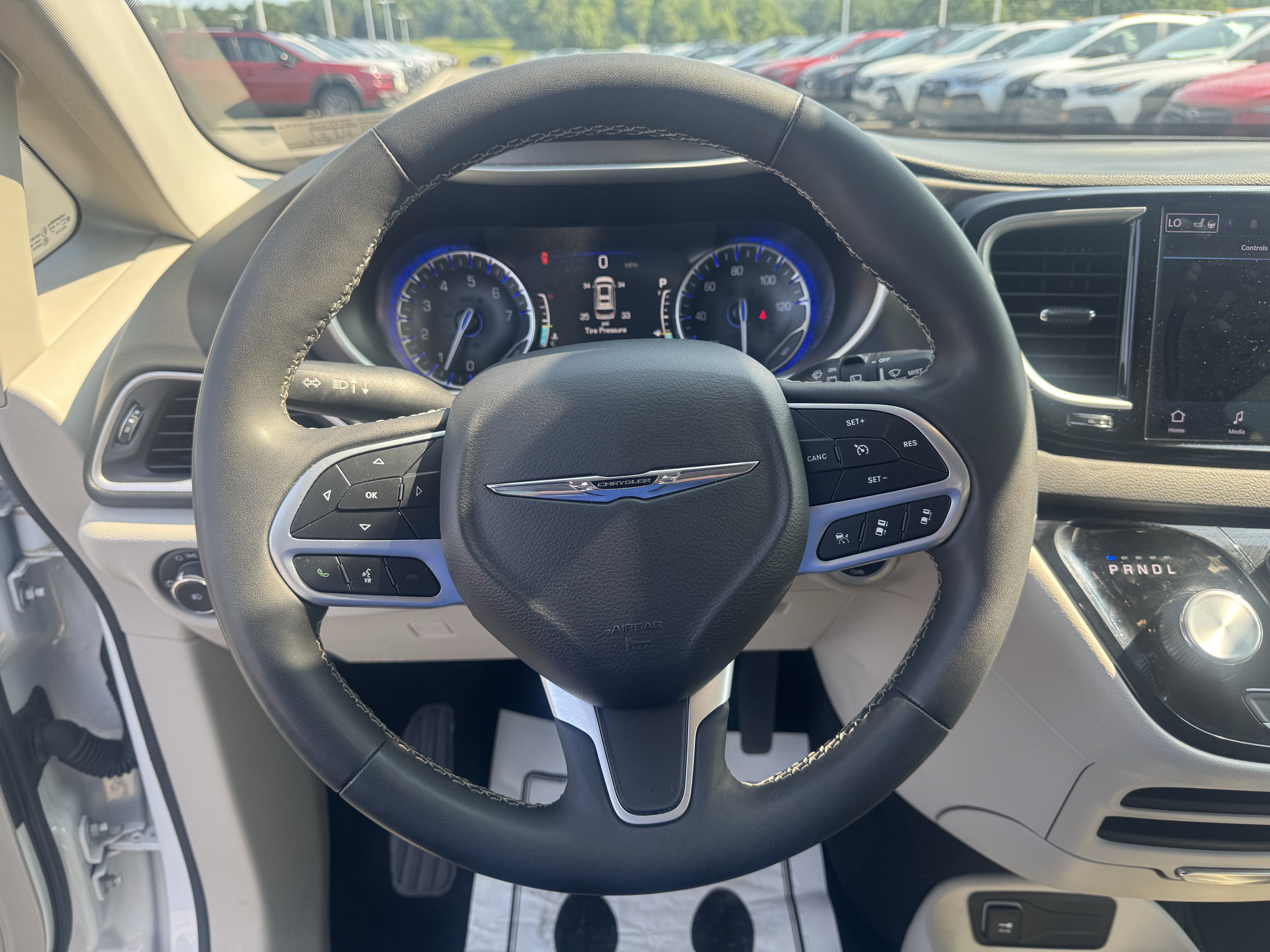 Used 2024 Chrysler Pacifica Touring-L FWD image 18