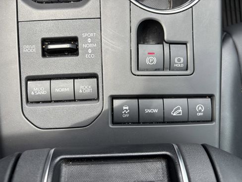 Used 2021 Toyota Highlander XLE AWD/4WD image 21