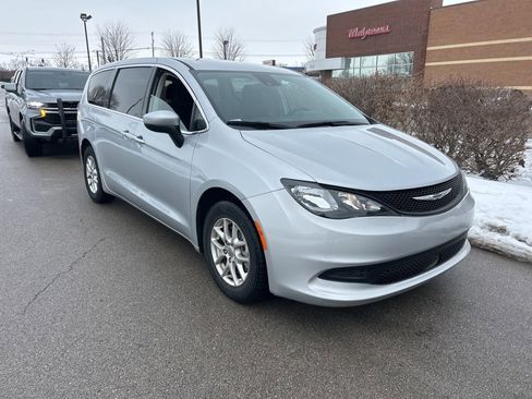 Used 2023 Chrysler Voyager LX image 2