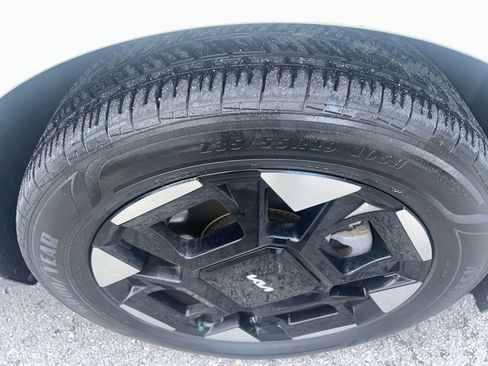 Used 2025 Kia Carnival EX image 9