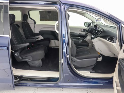 Used 2020 Chrysler Voyager LX image 13