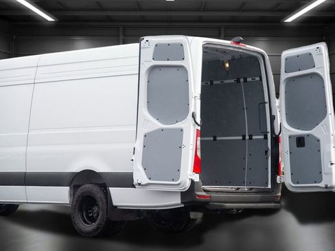 Used 2025 Mercedes-Benz Sprinter 4500 image 17