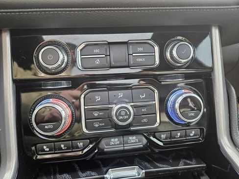Used 2022 GMC Yukon Denali image 32