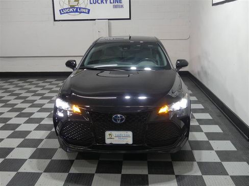Used 2019 Toyota Avalon XSE image 3