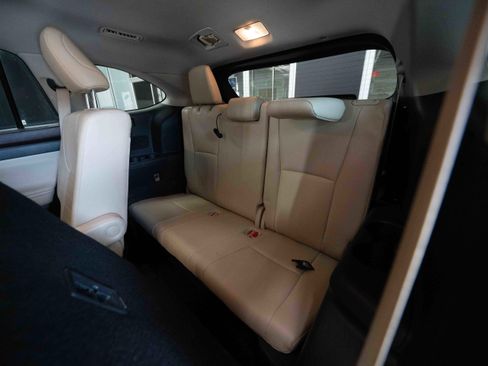 Used 2021 Toyota Highlander XLE AWD/4WD image 24