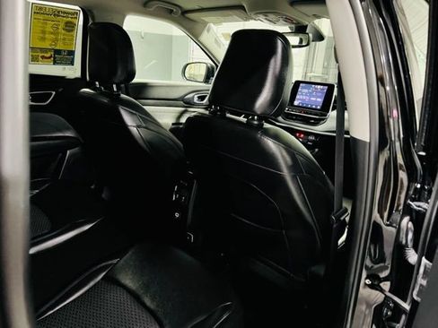 Used 2022 Jeep Compass Latitude FWD image 30
