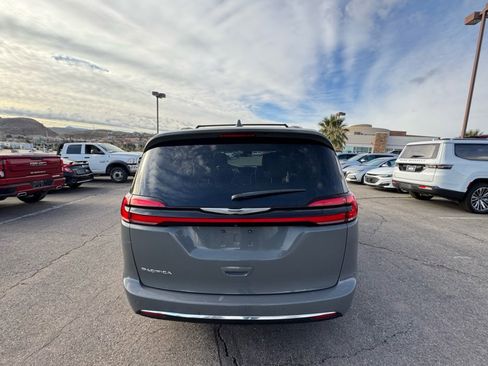 Used 2021 Chrysler Pacifica Touring-L image 4