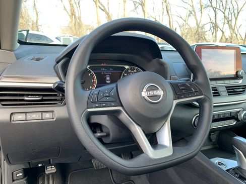 Used 2025 Nissan Altima 2.5 SV FWD image 30