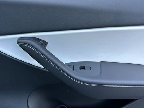 Used 2021 Tesla Model Y Long Range image 19