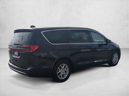 Used 2024 Chrysler Pacifica Touring-L image 5