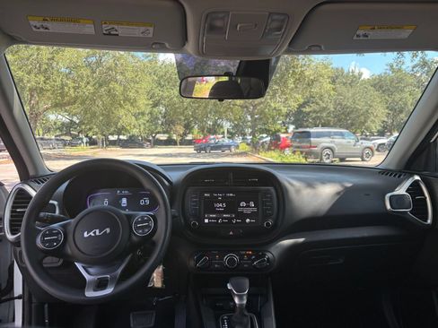 Used 2025 Kia Soul LX w/ LX Technology Package FWD image 30