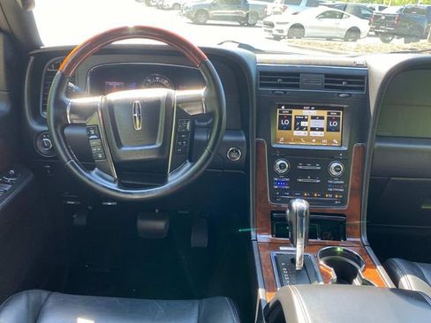 Used 2016 Lincoln Navigator Select RWD image 8