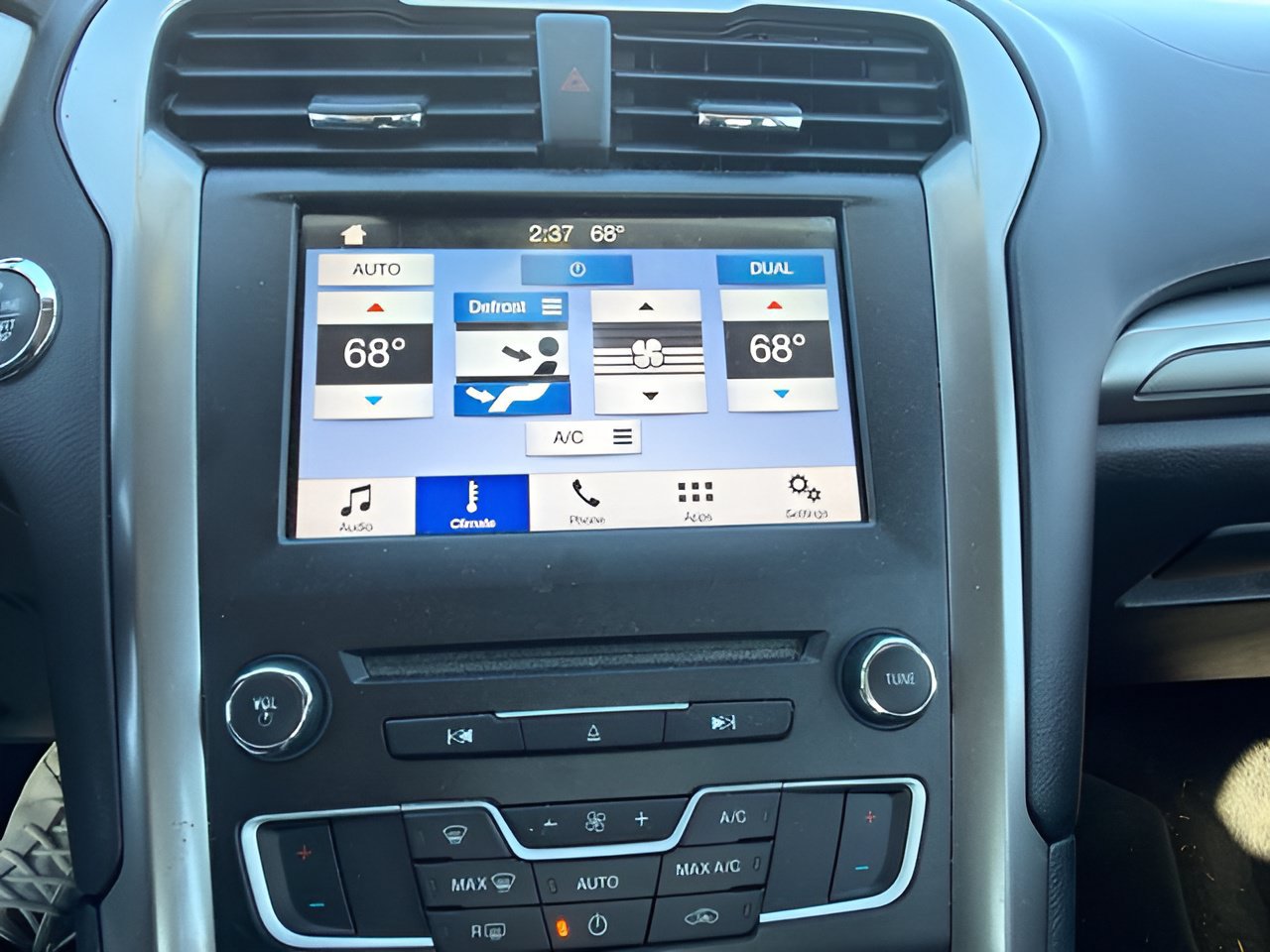 Used 2017 Ford Fusion SE w/ Fusion SE Technology Package FWD image 17