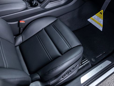Certified 2025 Porsche Cayenne AWD/4WD image 35