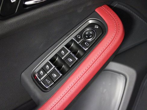 Certified 2025 Porsche Macan AWD/4WD image 15