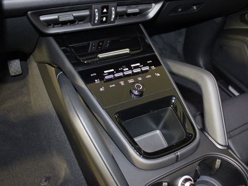 Certified 2026 Porsche Cayenne Coupe image 29