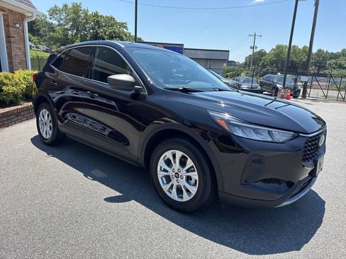 Used 2023 Ford Escape Active w/ Tech Pack #1 FWD image 7