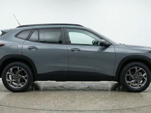 Used 2025 Chevrolet Trax LT FWD image 11