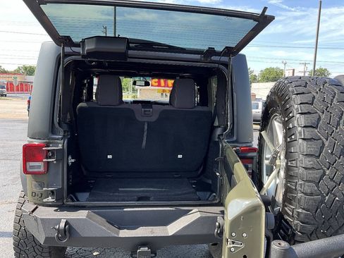 Used 2015 Jeep Wrangler Rubicon w/ Power Convenience Group AWD/4WD image 17