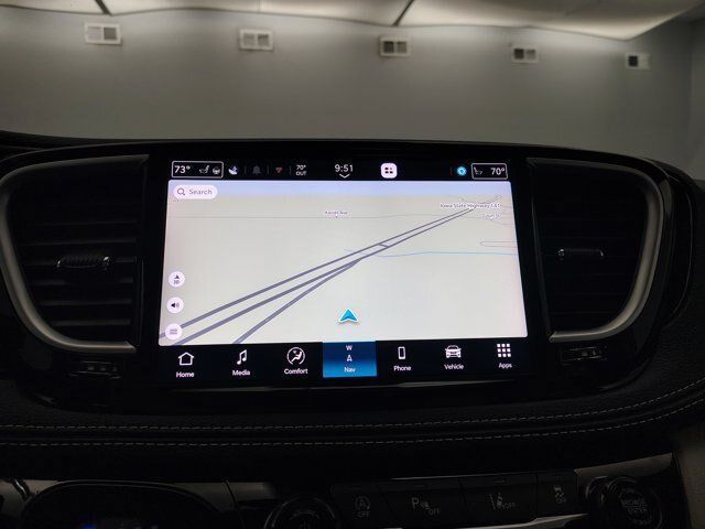 Used 2024 Chrysler Pacifica Limited AWD/4WD image 4