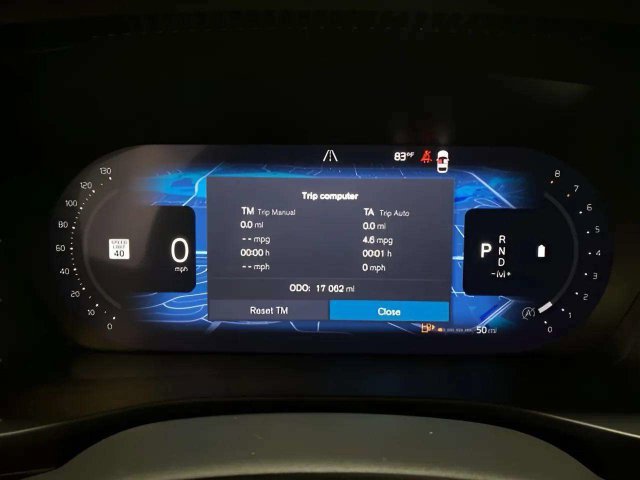 Used 2025 Volvo XC40 B5 Plus AWD/4WD image 11