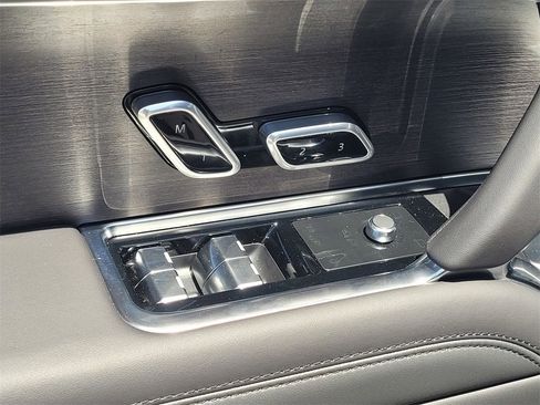 New 2025 Land Rover Range Rover Long Wheelbase SE image 11