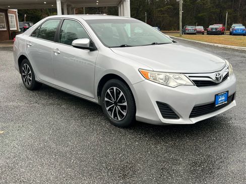 Used 2014 Toyota Camry LE image 3