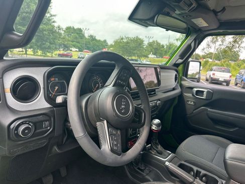 Used 2025 Jeep Wrangler Sport AWD/4WD image 15