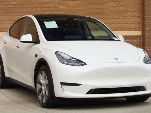 Used 2023 Tesla Model Y AWD image 4