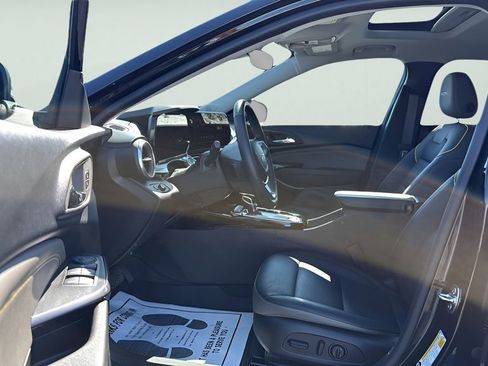 Used 2025 Chevrolet Trax ACTIV w/ Sunroof Package FWD image 23