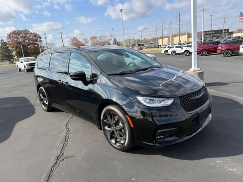 Used 2025 Chrysler Pacifica Limited image 3