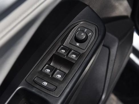 Used 2025 Volkswagen Taos SE AWD/4WD image 8