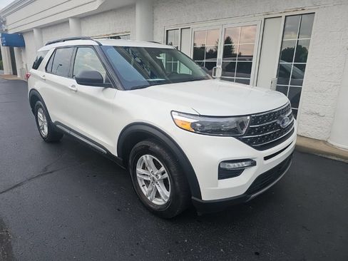 Used 2024 Ford Explorer XLT w/ Equipment Group 202A AWD/4WD image 2