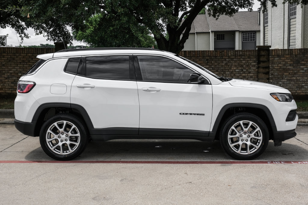 Used 2023 Jeep Compass Latitude AWD/4WD image 14