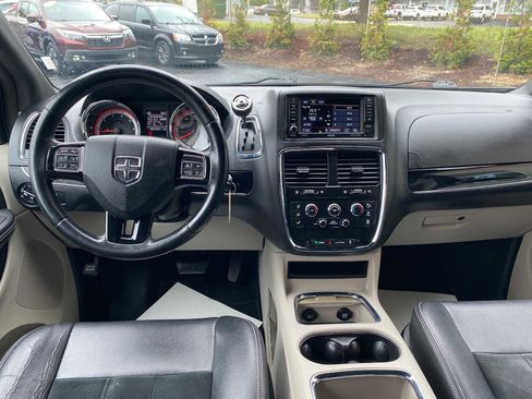 Used 2017 Dodge Grand Caravan SXT w/ Rear Park Assist Package FWD image 7