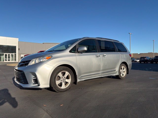 Used 2020 Toyota Sienna LE w/ LE Preferred Package FWD image 3