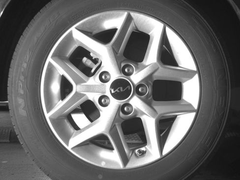 Used 2025 Kia Soul LX w/ LX Technology Package FWD image 15