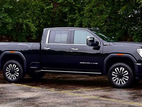 Used 2024 GMC Sierra 2500 Denali Ultimate AWD/4WD image 3