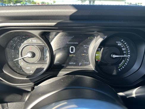 Used 2025 Jeep Wrangler Sahara image 16